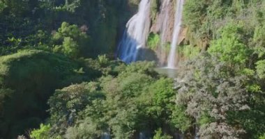 Tayland 'ın en güzel şelaleleri. Tayland' ın en büyük şelalesi. Lo Su Şelalesi, Umphang Vahşi Yaşam Sığınağı 'nın içinde saklı bir mücevher olarak duruyor.