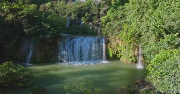 Vista Aérea Numerosas Cachoeiras Fluem Falésias Largas Íngremes Thi Lor — Vídeo de Stock