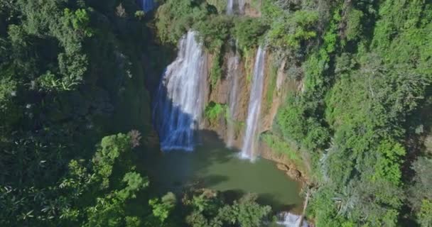エアリアルビュー 急な崖から多数の滝が流れます ロール ウォーターフォールは タク州の手つかずの美しさに囲まれています タイ最大の滝 — ストック動画
