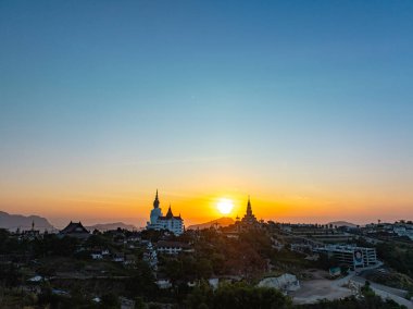 Wat Phra Sorn Kaew tapınağındaki muhteşem Büyük Beyaz Buda Heykelleri.