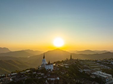 Wat Phra Sorn Kaew tapınağındaki muhteşem Büyük Beyaz Buda Heykelleri.