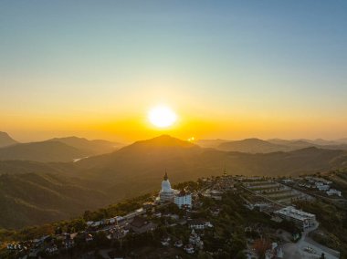 Wat Phra Sorn Kaew tapınağındaki muhteşem Büyük Beyaz Buda Heykelleri.