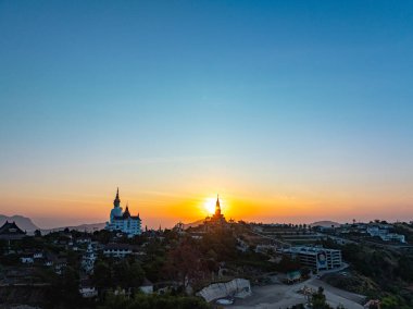 Wat Phra Sorn Kaew tapınağındaki muhteşem Büyük Beyaz Buda Heykelleri.