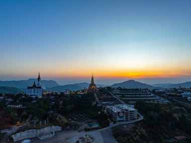Wat Phra Sorn Kaew tapınağındaki muhteşem Büyük Beyaz Buda Heykelleri.