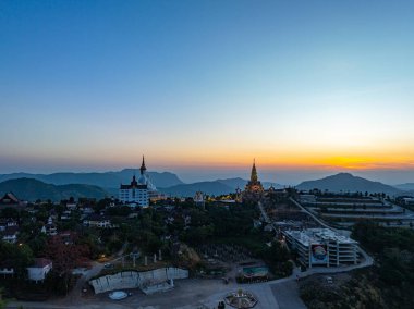 Wat Phachonkeaw 'da gün doğumunda güzel altın bir pavyon.