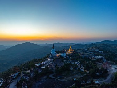 Wat Phra 'daki Pha Son Kaew tapınağındaki Büyük Beyaz Budha Heykeli' nin üzerinde güzel bir hava manzarası.