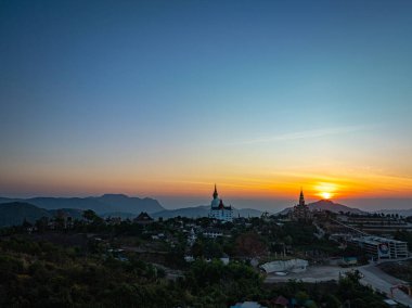 Wat Phra 'daki Pha Son Kaew tapınağındaki Büyük Beyaz Budha Heykeli' nin üzerinde güzel bir hava manzarası.