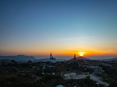 Hava manzarası Alacakaranlıktaki Büyük Beyaz Buda Heykelleri