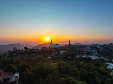 Wat Phachonkeaw 'da gün doğumunda güzel altın bir pavyon.