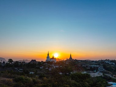 Wat Phra 'daki Pha Son Kaew tapınağındaki Büyük Beyaz Budha Heykeli' nin üzerinde güzel bir hava manzarası.