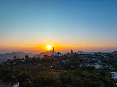 Wat Phra Sorn Kaew tapınağındaki muhteşem Büyük Beyaz Buda Heykelleri.