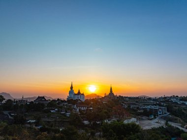 Wat Phra Sorn Kaew tapınağındaki muhteşem Büyük Beyaz Buda Heykelleri.