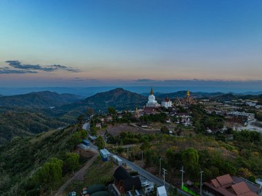 Hava manzarası gün batımında muhteşem Büyük Beyaz Buda heykelleri. Wat Phachonkeaw 'un güzel altın köşkü Tayland' ın çok güzel ve ünlü bir simgesi olan tepede mücevherler ve taşlarla süslenir..