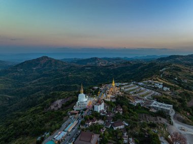 Hava manzarası gün batımında muhteşem Büyük Beyaz Buda heykelleri. Wat Phachonkeaw 'un güzel altın köşkü Tayland' ın çok güzel ve ünlü bir simgesi olan tepede mücevherler ve taşlarla süslenir..