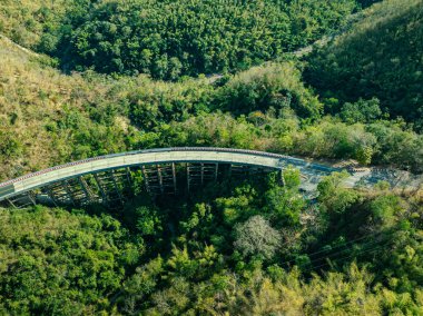 Pho Khun Pha Mueang Köprüsü veya Huai Tong Köprüsü Bu doğal bir bakış açısı.
