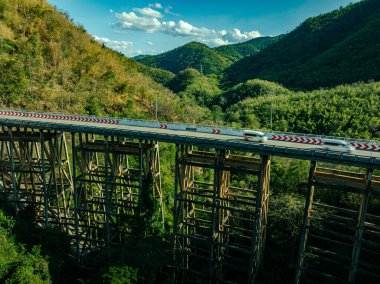 Pho Khun Pha Mueang Köprüsü veya Huai Tong Köprüsü Bu doğal bir bakış açısı.