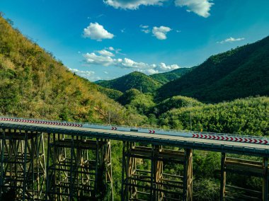Pho Khun Pha Mueang Köprüsü veya Huai Tong Köprüsü Bu doğal bir bakış açısı.