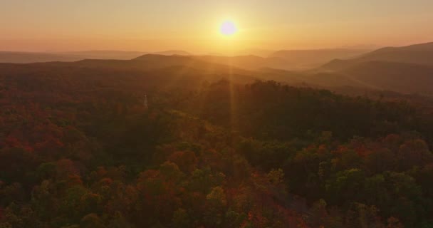 Воздух Вид Захватывающий Закат Окрашивает Небо Яркими Оттенками Оранжевого Красного — стоковое видео