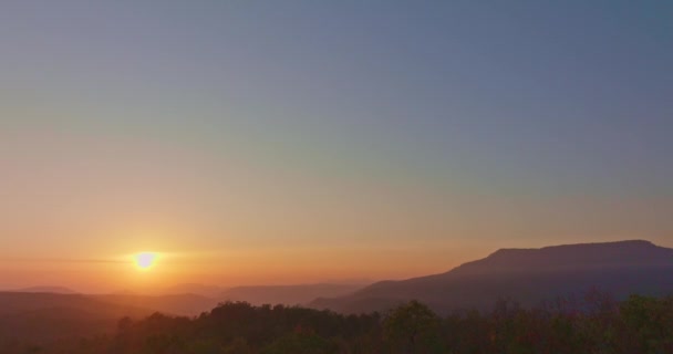Luftaufnahme Ein Atemberaubender Sonnenuntergang Malt Den Himmel Mit Leuchtenden Orange — Stockvideo