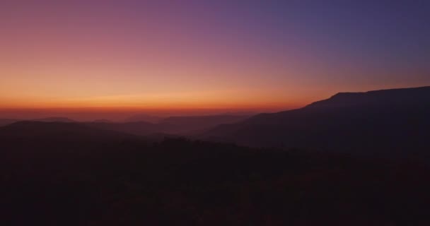Vista Aérea Céu Lindamente Colorido Crepúsculo Sobre Faixas Montanha Rolantes — Vídeo de Stock