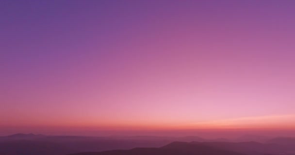 空中的景色令人叹为观止的落日 用鲜亮的橙色和红色的色调 把温暖的光芒投射在壮丽的群山之上 映入眼帘的是清澈的晚景 五彩缤纷的山脉 — 图库视频影像