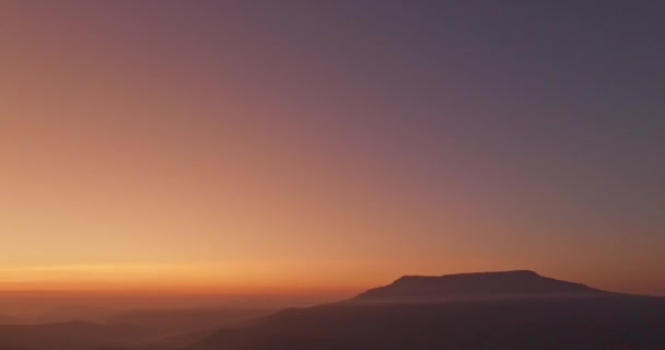 Luchtfoto Lucht Prachtig Gekleurd Bij Schemering Glooiende Bergketen Berglandschap Met — Stockvideo
