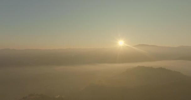 Légi Kilátás Gyönyörű Napfelkelte Hegység Felett — Stock videók