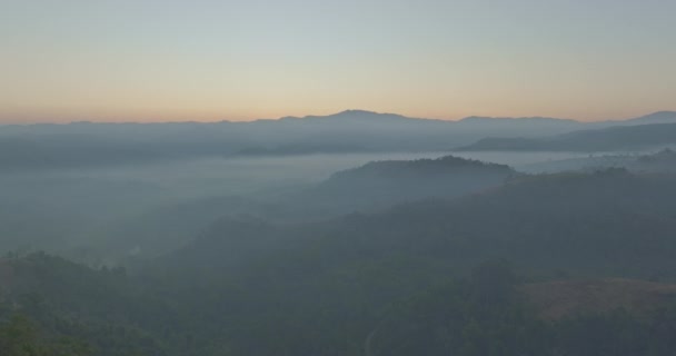 Widok Lotu Ptaka Sceneria Wschód Słońca Nad Mgłą Dolinie — Wideo stockowe