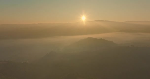 Widok Lotu Ptaka Krajobraz Wschód Słońca Nad Pasmem Górskim — Wideo stockowe
