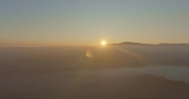 Vista Aérea Doce Nascer Sol Acima Névoa Vale — Vídeo de Stock