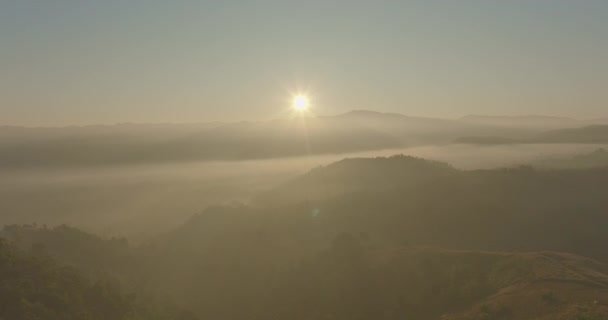 Légi Kilátás Gyönyörű Nap Ragyog Köd Felett Völgyben — Stock videók