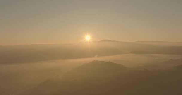 Luchtfoto Van Prachtige Zonsopgang Boven Bergketen — Stockvideo