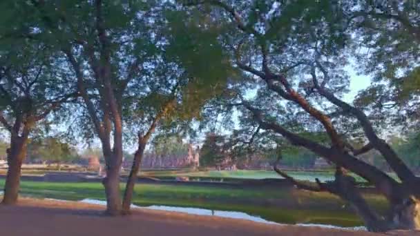 タイのスクワタイ歴史公園の古い都市建築を巡る — ストック動画