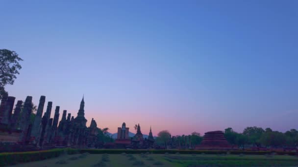 Paseo Por Las Ruinas Del Parque Histórico Sukhothai Atardecer — Vídeos de Stock
