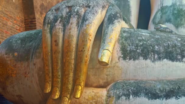 スコータイ県のワット シーチュムにある古い大規模な歴史的仏像であるプラ アチャナの黄金の手の詳細 — ストック動画