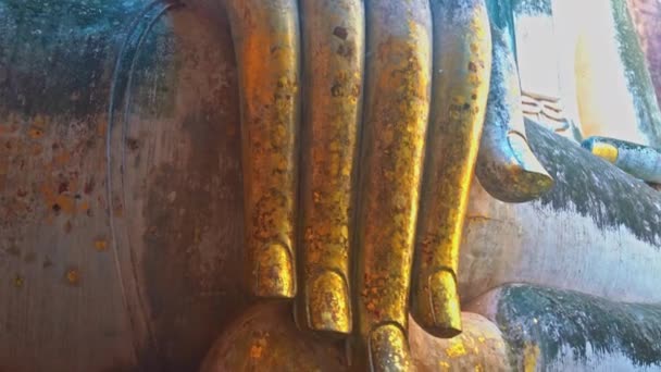 Detail Zlaté Ruky Phra Achana Staré Velké Historické Sochy Buddhy — Stock video