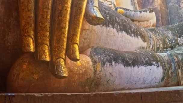 Деталь Золотой Руки Пхра Ачана Старой Большой Исторической Статуи Будды — стоковое видео