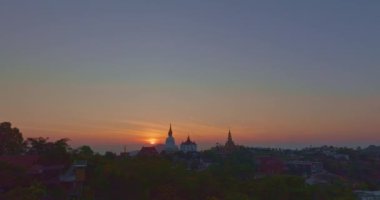 Büyük Beyaz Buda Heykelleri ve Tayland 'daki Khao Kho Tepesi' ndeki Wat Phachonkeaw 'ın altın pavyonu üzerindeki tatlı alacakaranlık manzarası..
