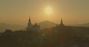 Büyük Beyaz Buda Heykelleri ve Tayland 'daki Khao Kho Tepesi' ndeki Wat Phachonkeaw 'ın altın pavyonu üzerindeki tatlı alacakaranlık manzarası..