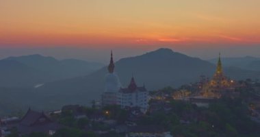 Büyük Beyaz Buda Heykelleri ve Tayland 'daki Khao Kho Tepesi' ndeki Wat Phachonkeaw 'ın altın pavyonu üzerindeki tatlı alacakaranlık manzarası..