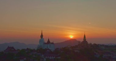 Büyük Beyaz Buda Heykelleri ve Tayland 'daki Khao Kho Tepesi' ndeki Wat Phachonkeaw 'ın altın pavyonu üzerindeki tatlı alacakaranlık manzarası..