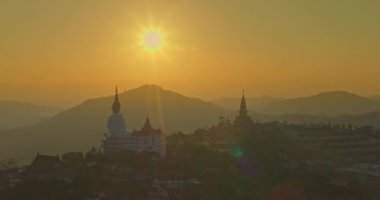 Büyük Beyaz Buda Heykelleri ve Tayland 'daki Khao Kho Tepesi' ndeki Wat Phachonkeaw 'ın altın pavyonu üzerindeki tatlı alacakaranlık manzarası..