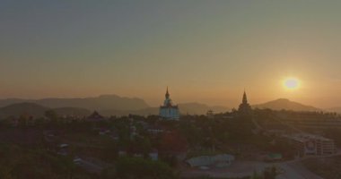 Büyük Beyaz Buda Heykelleri ve Tayland 'daki Khao Kho Tepesi' ndeki Wat Phachonkeaw 'ın altın pavyonu üzerindeki tatlı alacakaranlık manzarası..