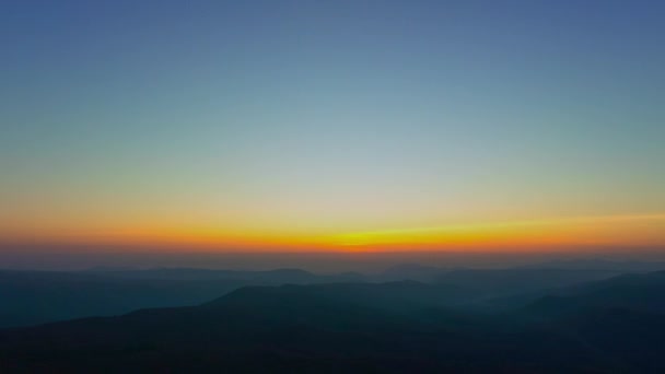 Vista Aérea Hiper Lapso Sol Levantou Lentamente Acima Das Montanhas — Vídeo de Stock