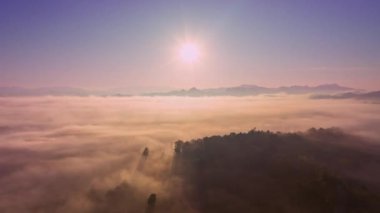 Hava hiper yanılma görüntüsü sisli dağların üzerinde parlıyor.