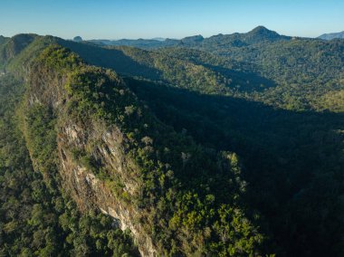 Hava manzaralı güzel güneş Thi Lor Su şelalesinin tepesinde parlıyor.