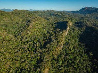 Thi Lor Su şelalesindeki güzel dağların hava manzarası 