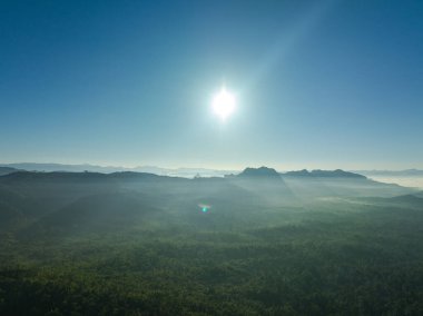 Geniş ve sarp kayalıklardan sayısız şelale akıyor..