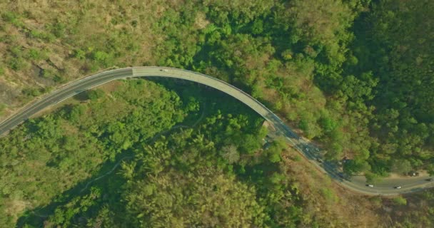 タイのペッチャブン渓谷に架かる美しい橋の空中トップビュー — ストック動画