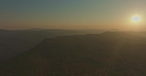 Αεροφωτογραφία Πάνω Από Βουνά Φθινόπωρο Τοπίο Ζωντανό Φύλλωμα Και Γραφική — Αρχείο Βίντεο